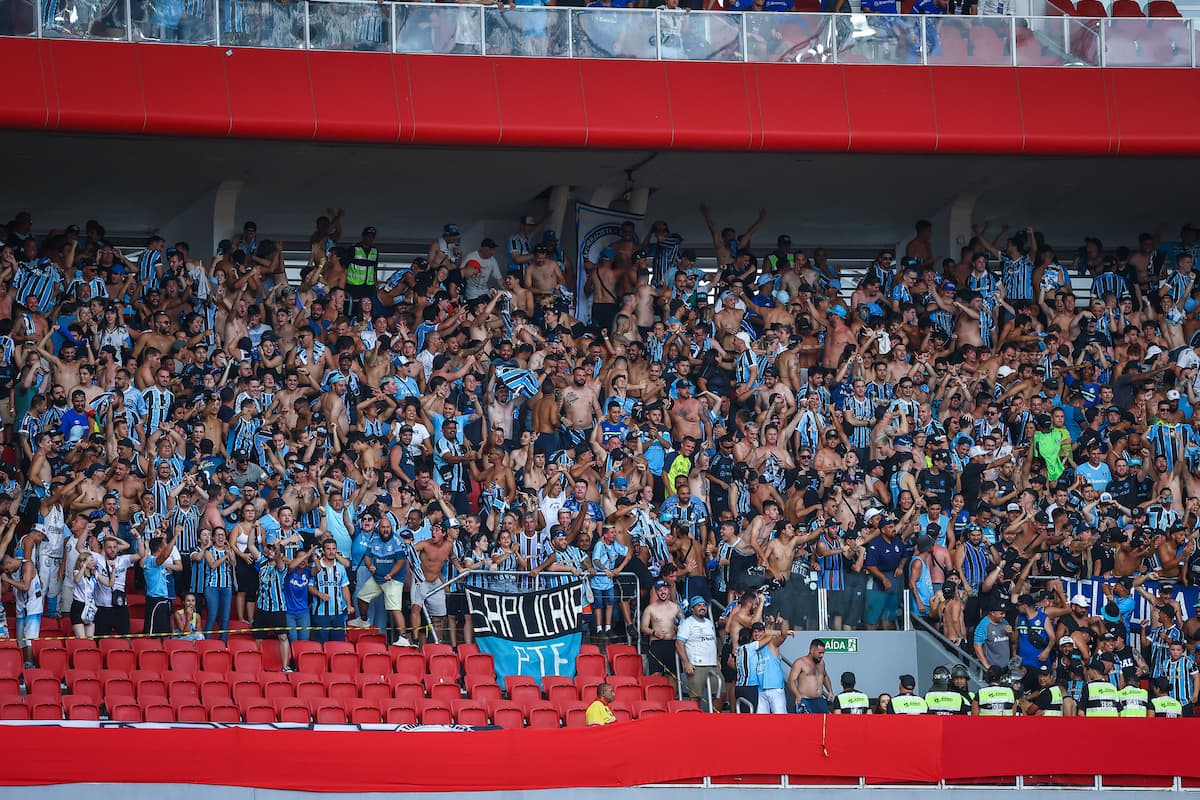 Jogador do Grêmio aparece entre os torcedores no Gre Nal