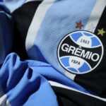 Camisa mostrando o escudo do Grêmio