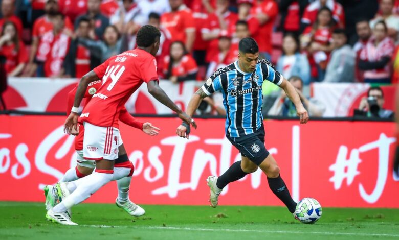 Jogadores de Grêmio e Inter em partida