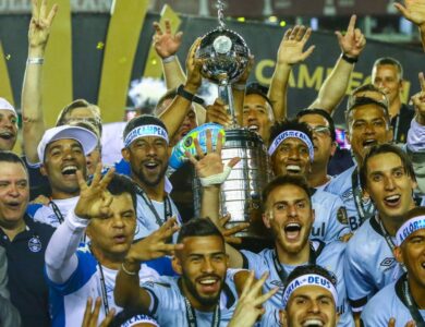 Jogadores do Grêmio comemorando título da Libertadores em 2017