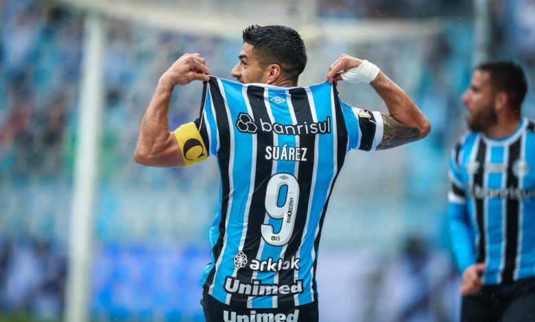 Luis Suárez com a camisa do Grêmio