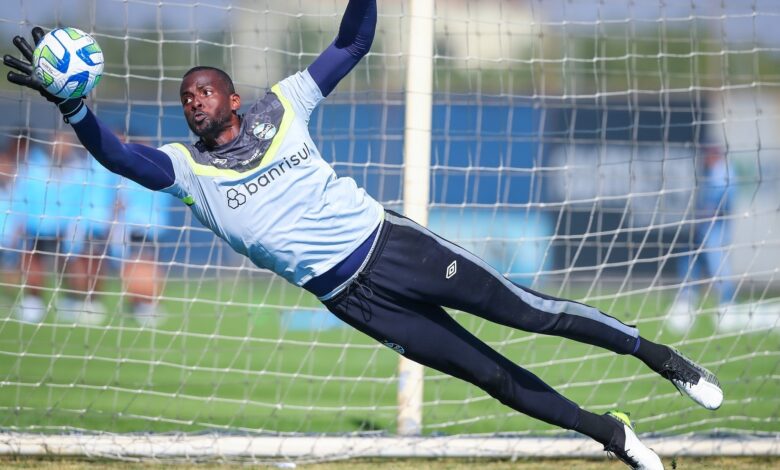 Caíque, goleiro do Grêmio em treino