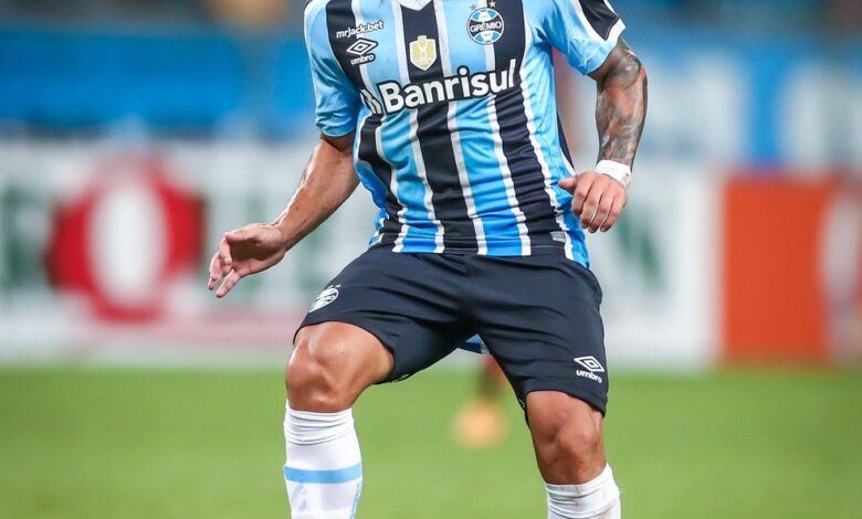 Cristaldo em campo pelo Grêmio