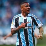 Douglas Costa com a camisa do Grêmio