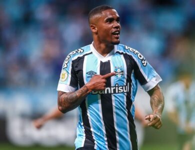 Douglas Costa com a camisa do Grêmio