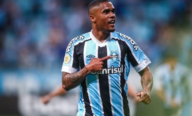 Douglas Costa com a camisa do Grêmio