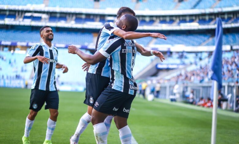 Elias comemorando com jogadores do Grêmio