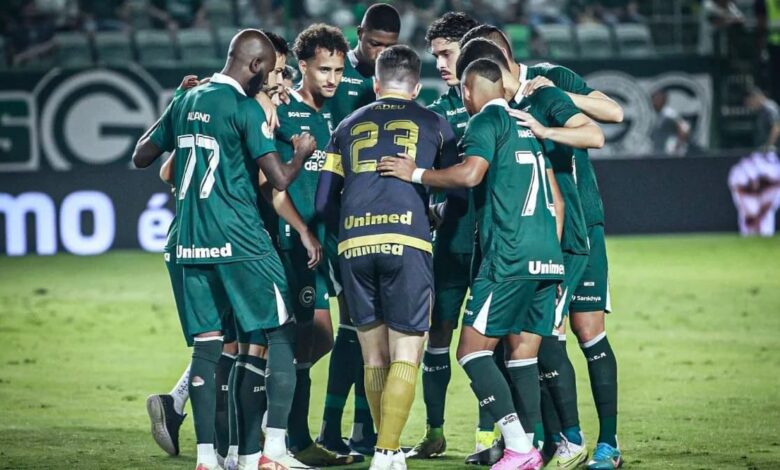 Jogadores do Goiás reunidos em campo