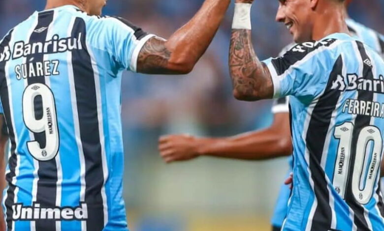 Suárez e Ferreira em jogo pelo Grêmio