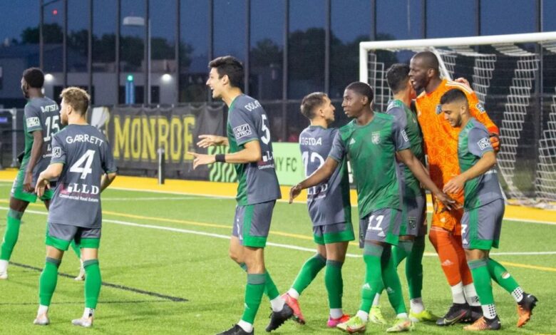 Goleiro Caíque com jogadores do Vitória