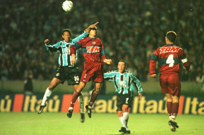 Jogadores em jogo entre Grêmio e Caxias em 2000