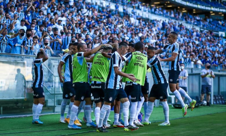 Grêmio comemorando gol de Rildo