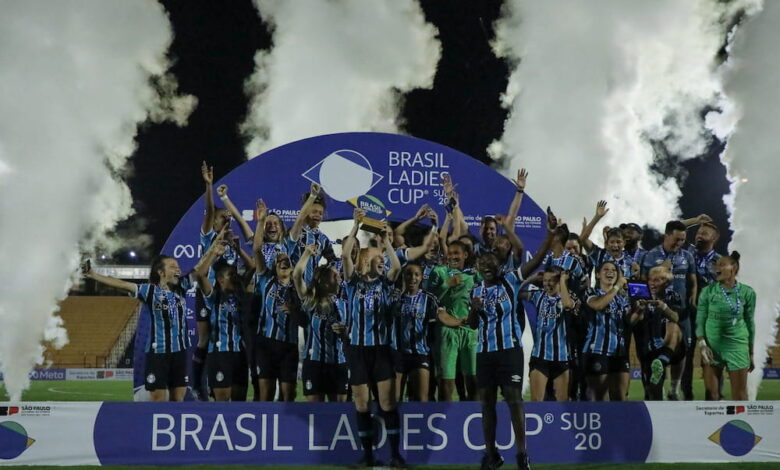 Equipe feminina do Grêmio comemorando título