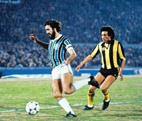 Hugo de León jogando pelo Grêmio