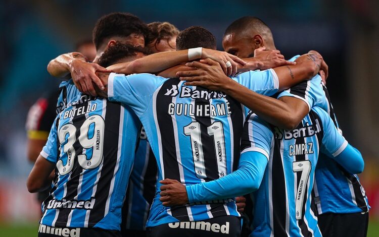 Jogadores do Grêmio abraçados