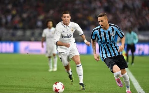 Luan e Cristiano Ronaldo na final do Mundial de Clubes 2017