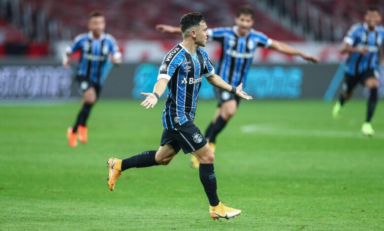 Pepê em comemoração pelo Grêmio