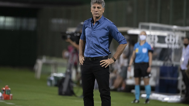 Renato Gaúcho observando jogo