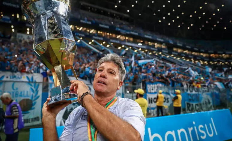 Renato Gaúcho segurando taça