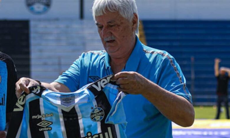 Yura segurando a camisa do Grêmio