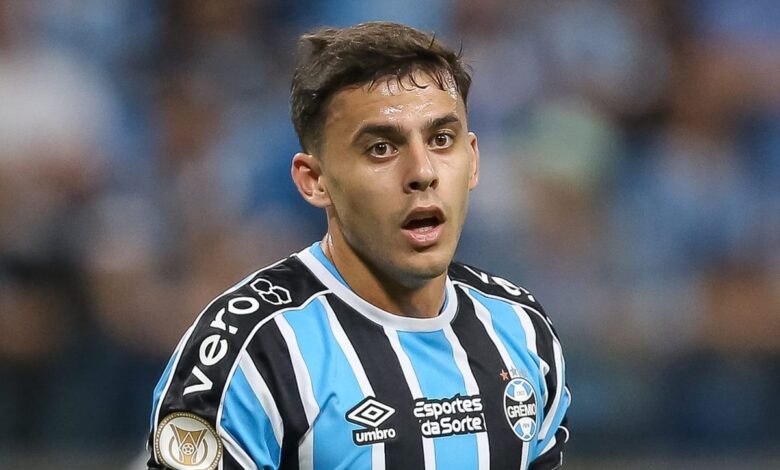 Carballo com a camisa do Grêmio