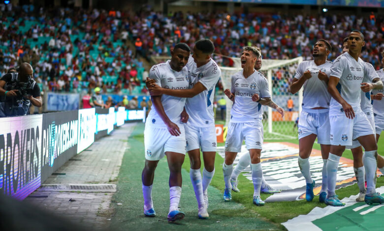 Jogadores do Grêmio em comemoração de gol de Cuiabano