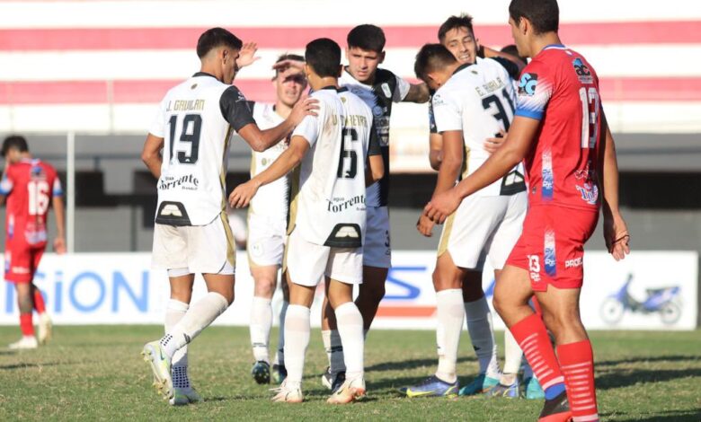 Jogadores do Tacuary, do Paraguai