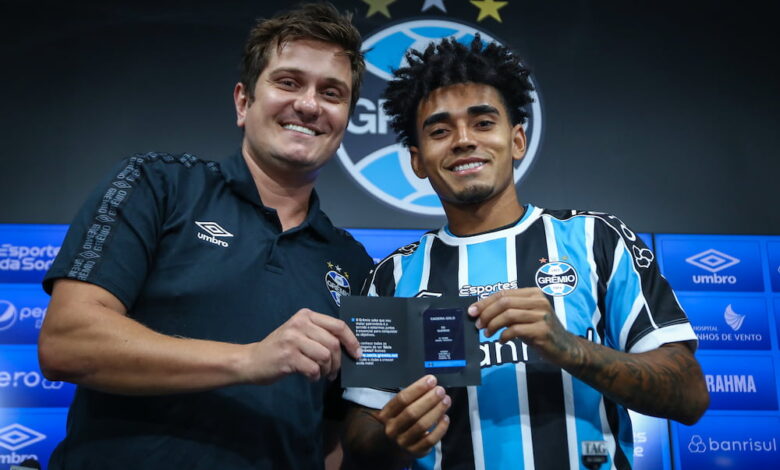 Du Queiroz em apresentação oficial pelo Grêmio