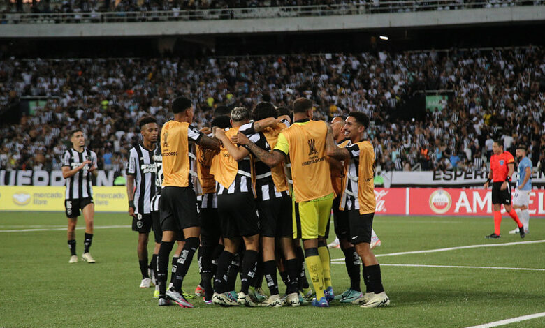 Jogadores do Botafogo comemorando gol pela Libertadores