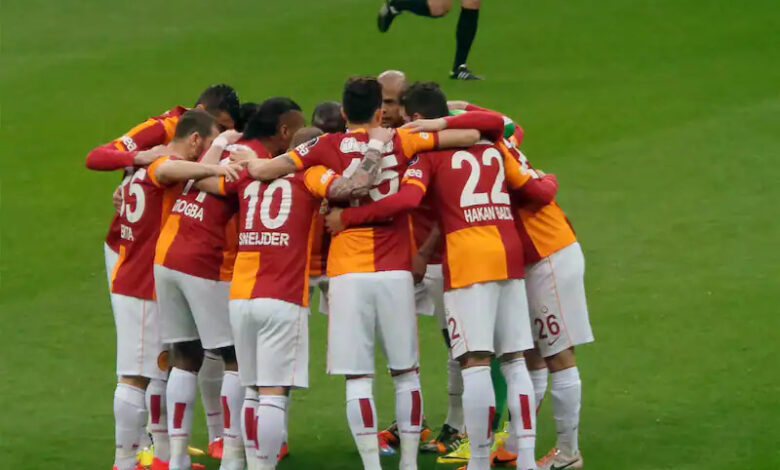 Jogadores do Galatasaray reunidos em campo