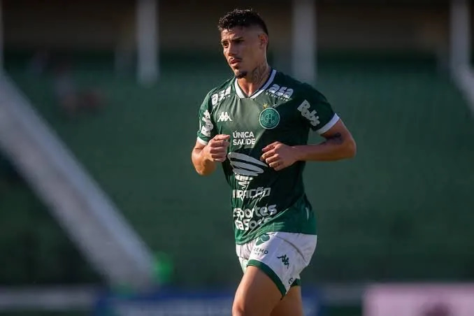 Mayk, novo reforço do Grêmio, com a camisa do Guarani