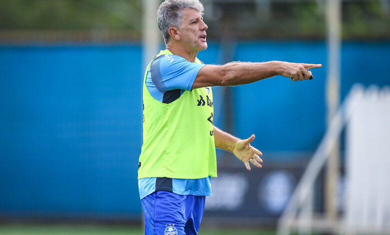 Renato Gaúcho comandando treino do Grêmio