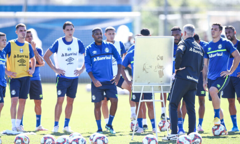 Tiago Nunes comandando treino do Grêmio