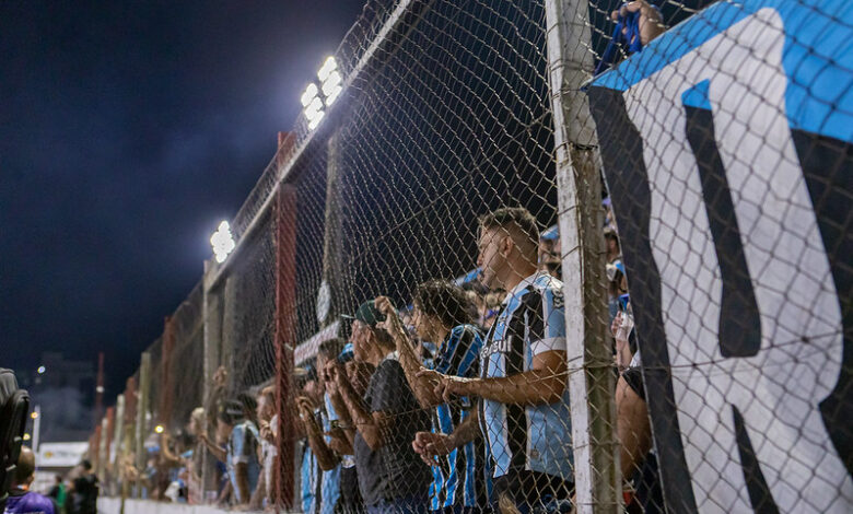 Torcedores do Grêmio assistindo à final da Recopa