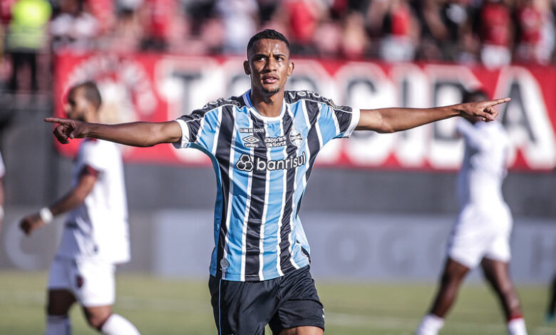 André Henrique comemorando gol do Grêmio contra o Brasil de Pelotas