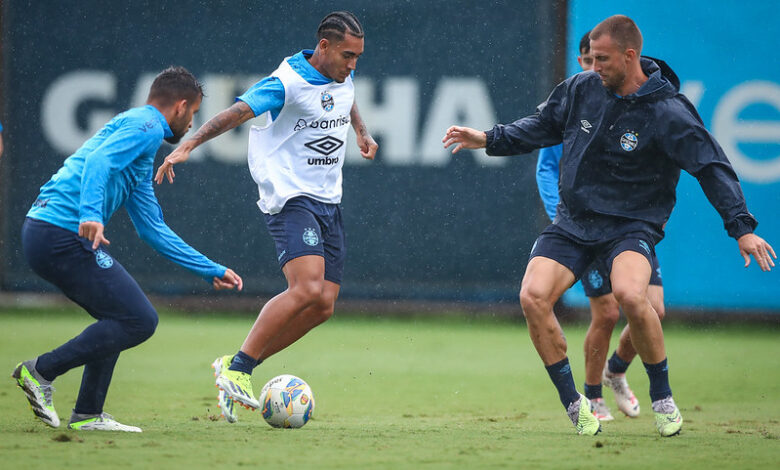 Jogadores do Grêmio durante treino