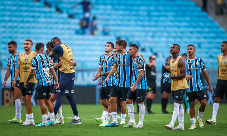 Elenco do Grêmio após vitória no Gauchão