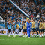 Elenco do Grêmio comemorando vitória sobre o Brasil de Pelotas