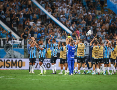 Elenco do Grêmio comemorando vitória sobre o Brasil de Pelotas