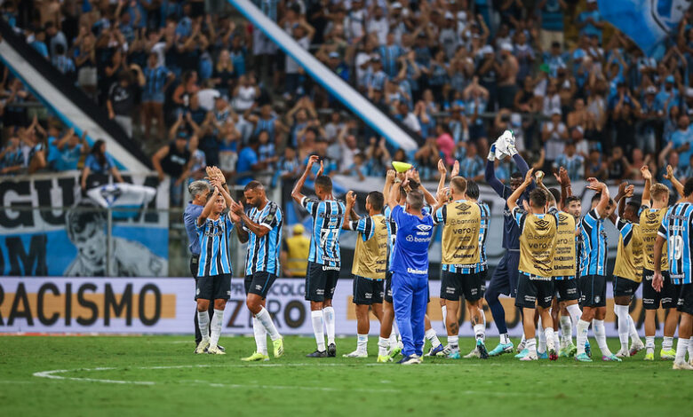 Elenco do Grêmio comemorando vitória sobre o Brasil de Pelotas