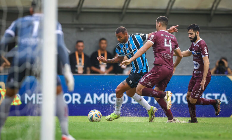 Jogadores de Grêmio e Caxias durante semifinal do Gauchão