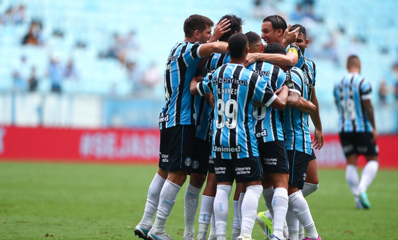 Jogadores do Grêmio comemorando gol pelo Gauchão 2024