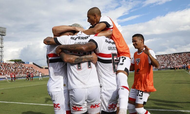 Jogadores do São Paulo comemorando gol de Ferreira, ex-Grêmio