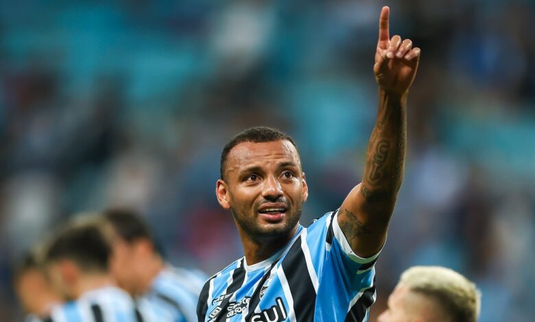 JP Galvão com a camisa do Grêmio