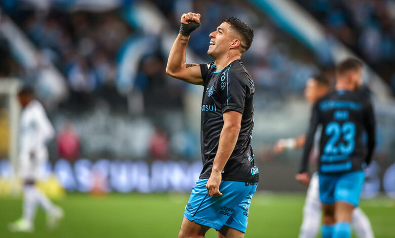 Suárez em campo durante jogo entre Grêmio x Cruzeiro