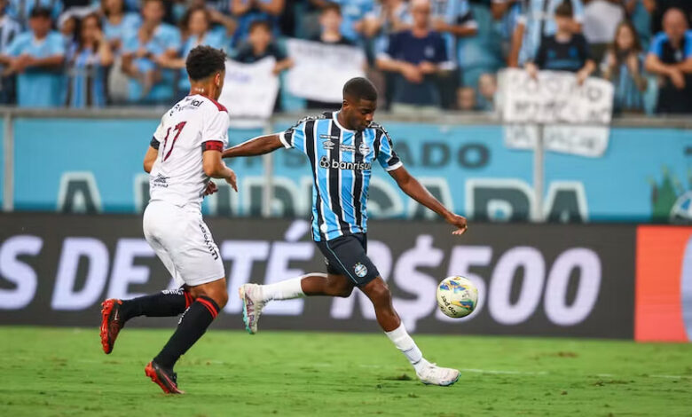 Wesley costa em campo pelo Grêmio contra o Brasil de Pelotas