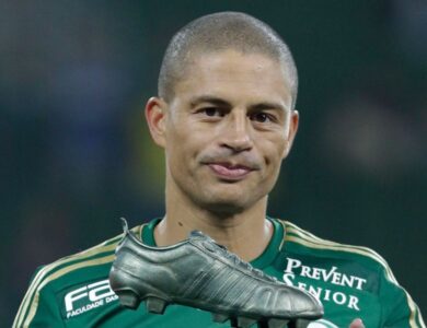 Alex recebe homenagem do Palmeiras no Allianz Parque, em 2015 (Miguel Schincariol/Gazeta Press)