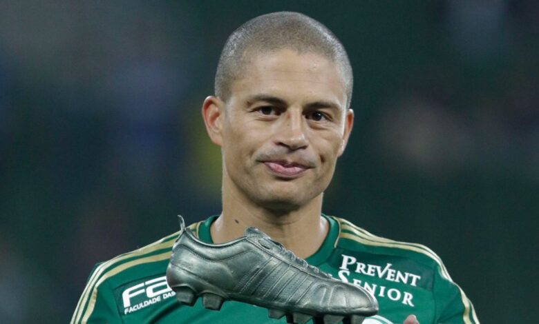 Alex recebe homenagem do Palmeiras no Allianz Parque, em 2015 (Miguel Schincariol/Gazeta Press)