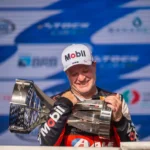 Rubens Barrichello com troféu do bicampeonato da Stock Car 2022, conquistado neste domingo — Foto: Duda Bairros