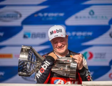 Rubens Barrichello com troféu do bicampeonato da Stock Car 2022, conquistado neste domingo — Foto: Duda Bairros